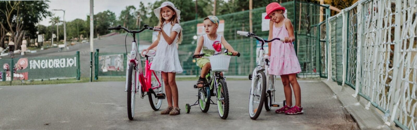 Tre barn cyklar tillsammans på en väg