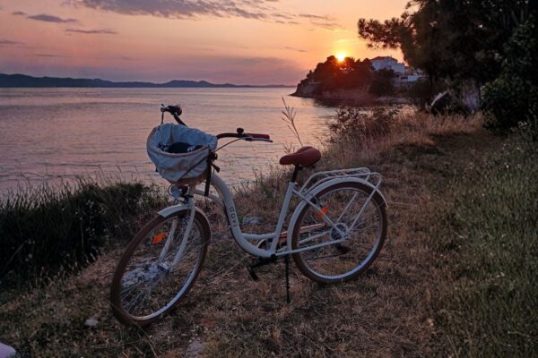 Cykel vid solnedgång vid sjön