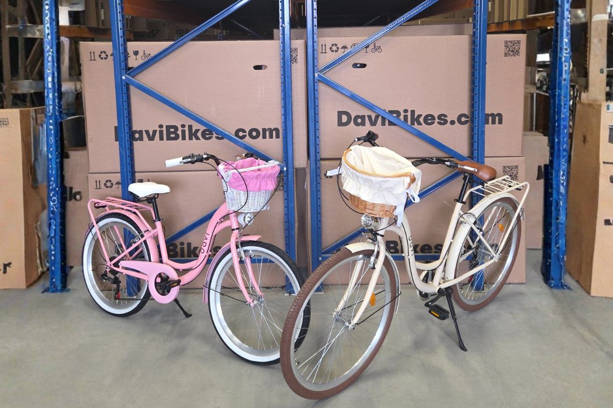 Två cyklar framför kartonger i lager.