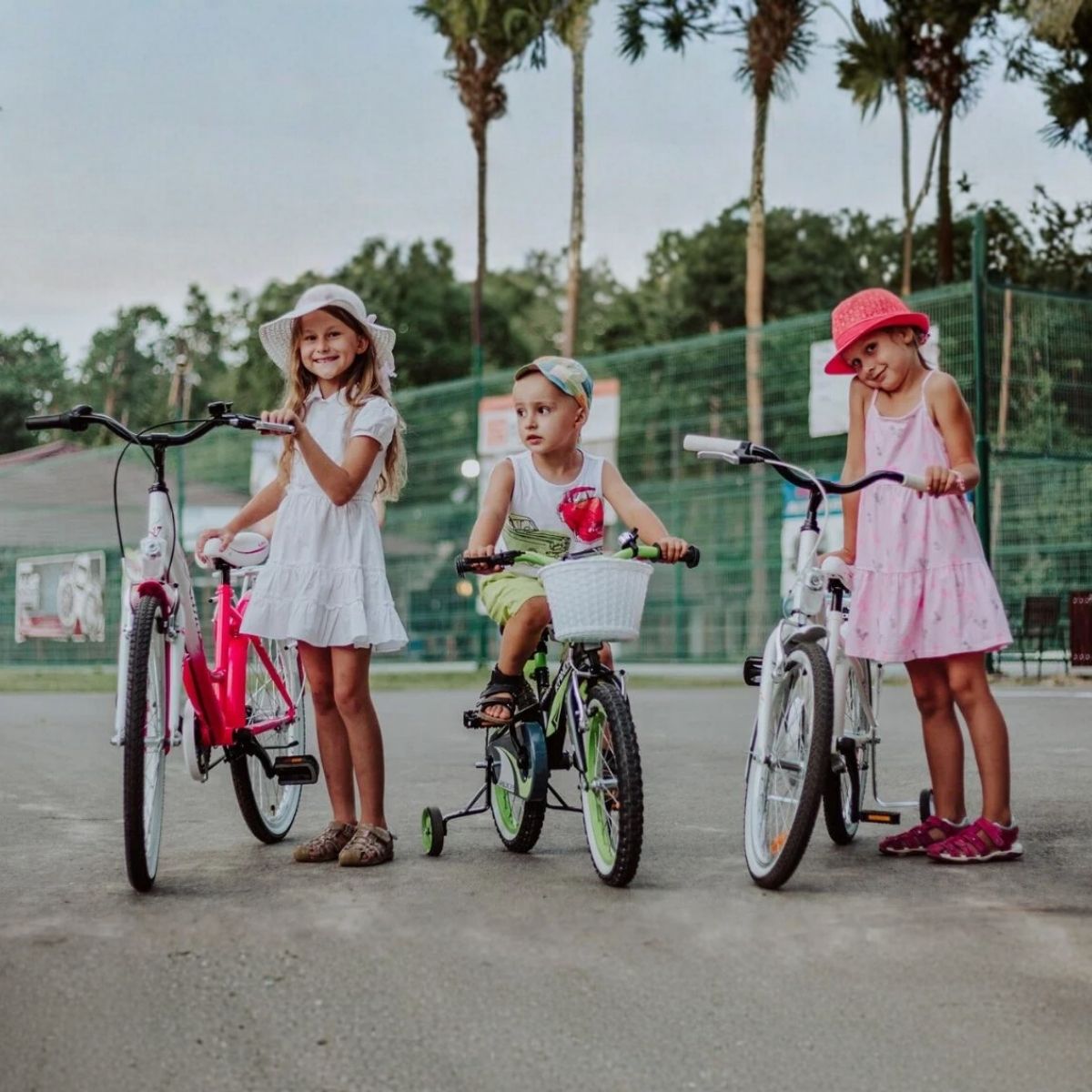 Barn cyklar utomhus i sommarkläder.