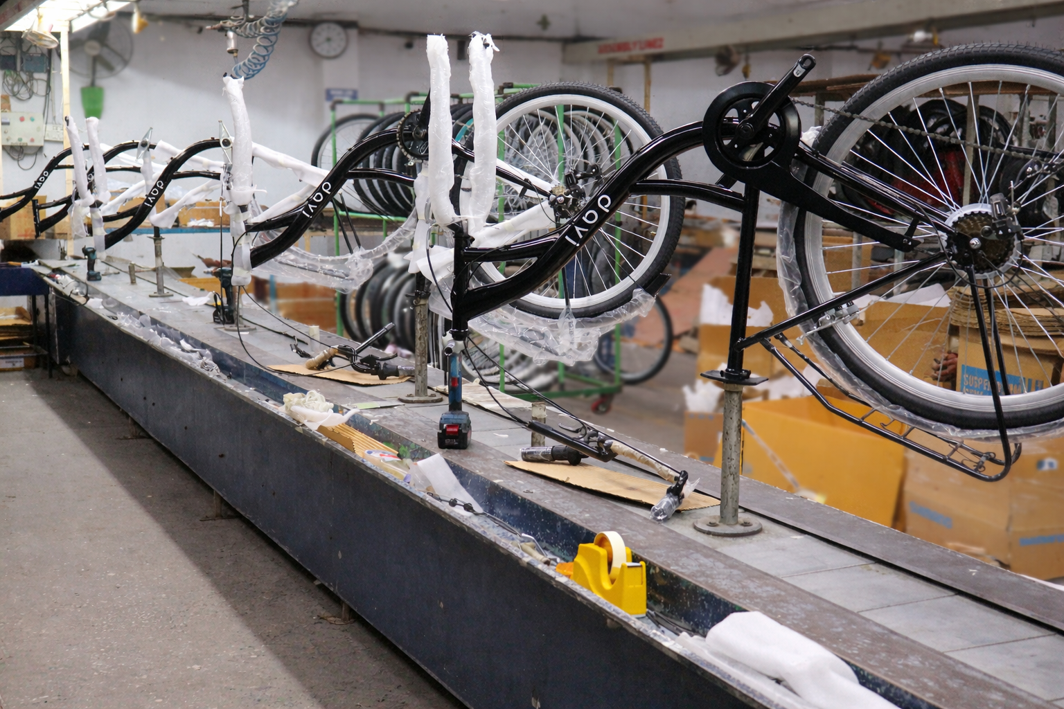 Cyklar monteras på en produktionslinje