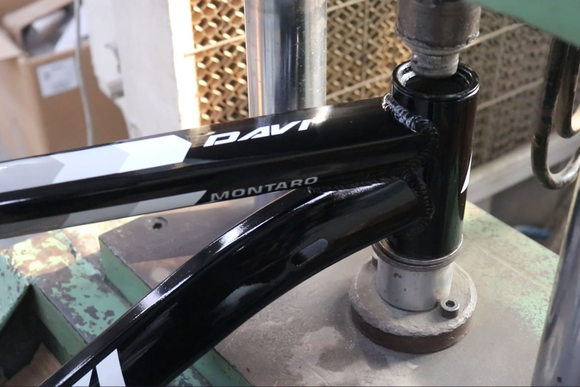 Cykelram som tillverkas på verkstad