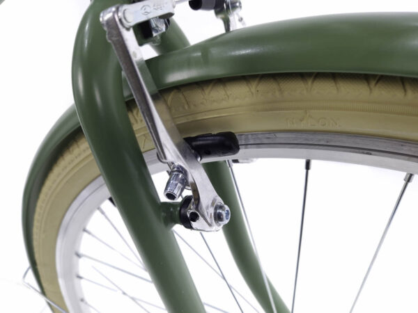 Grön cykel med retro-design och tjocka däck.