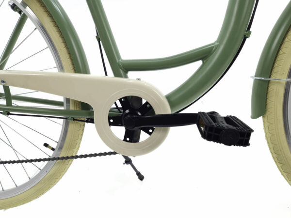 Grön cykel närbild, kedja och pedal synliga.