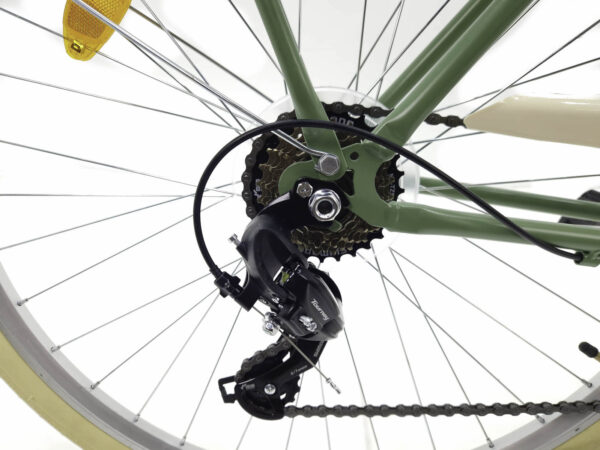 Närbild av cykelväxlar och kedja.