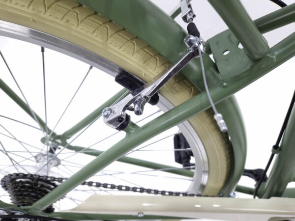 Närbild av cykelhjul med beige däck och kedja.