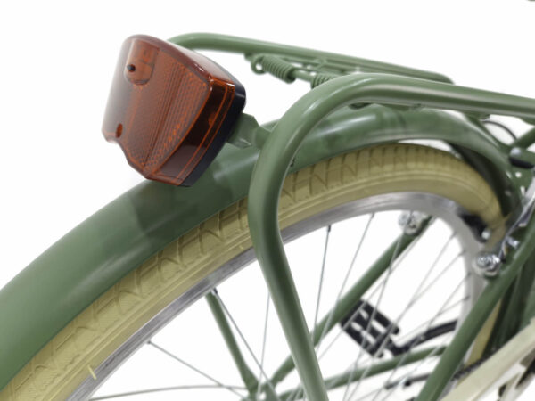 Cykel baklykta på grön cykel med gulddäck.