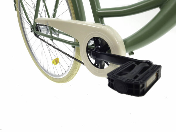 Grön cykel med pedaler och kedjeskydd