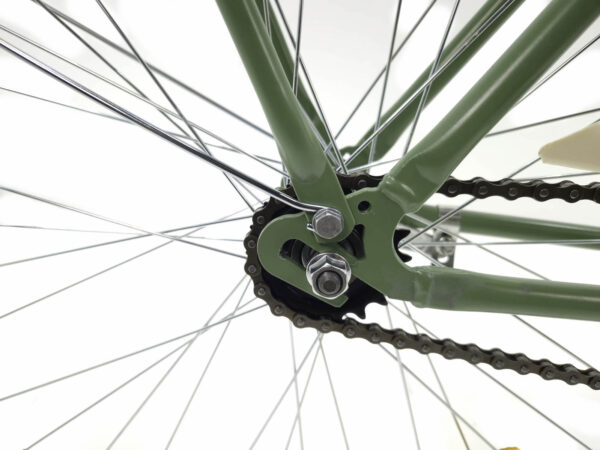 Närbild av grön cykelkedja och bakhjul