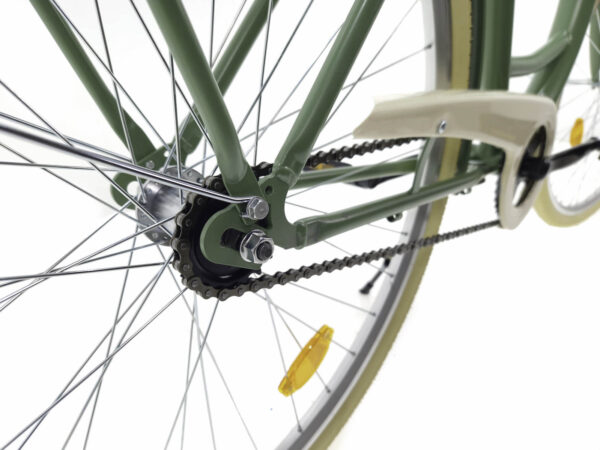 Detalj av cykelhjul och kedja på grön cykel.