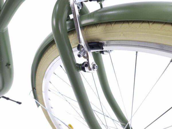 Grön cykel framhjul och bromsdetalj