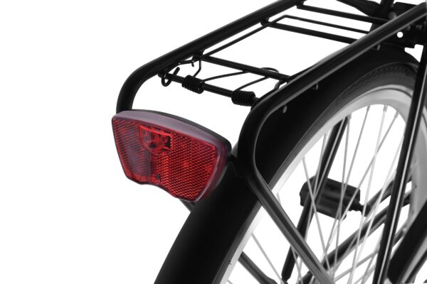Cykelbaksida med röd baklykta och pakethållare.