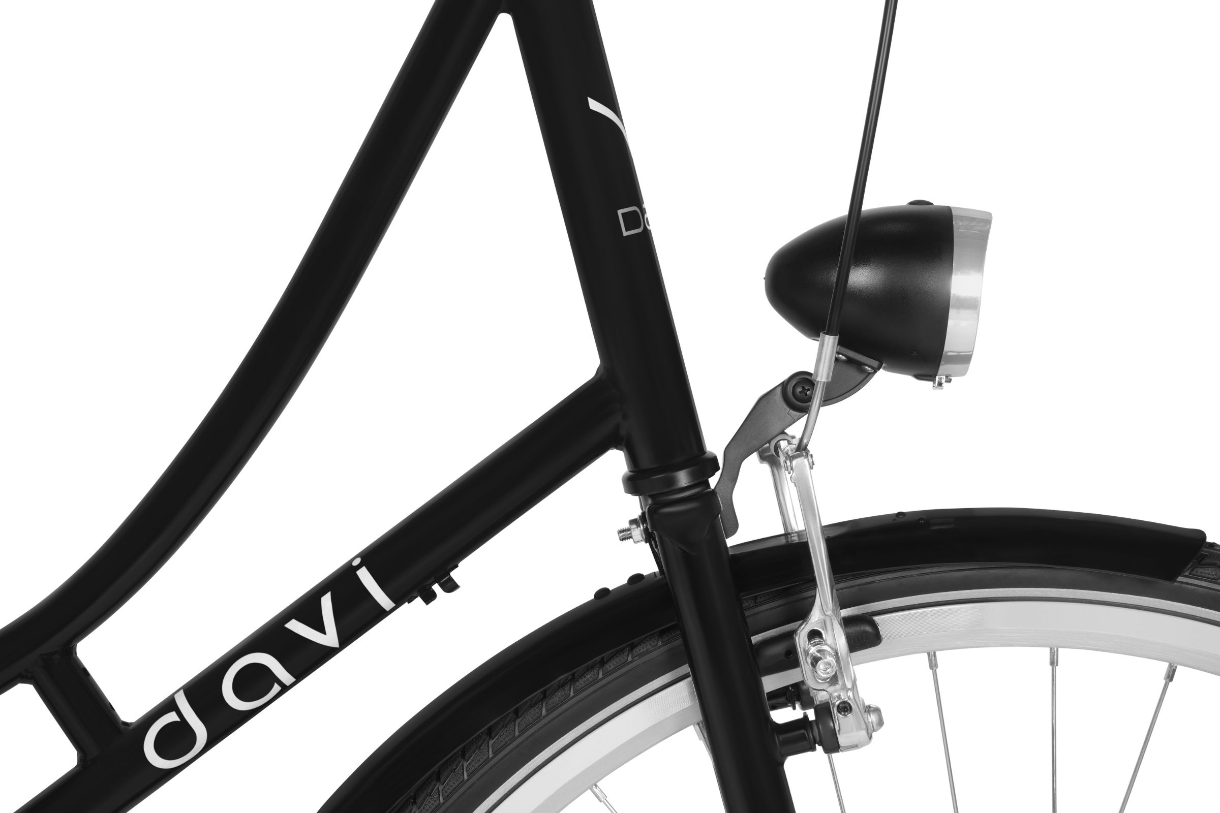 Svart cykelram med främre lampa och bromsdetaljer.