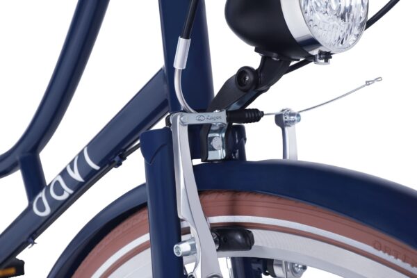 Blå cykel med bromsdetaljer och lampor.