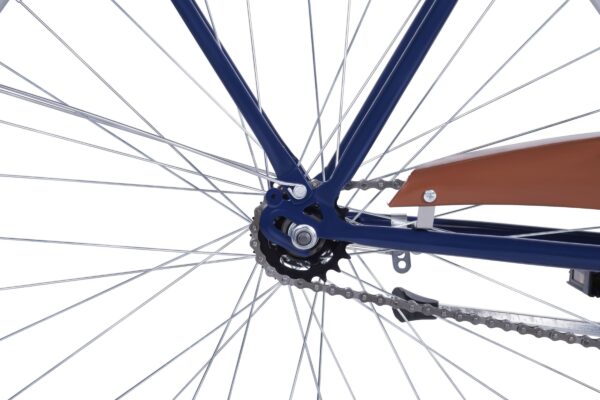 Cykelram och kedja i närbild.