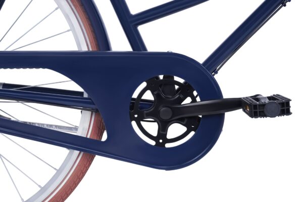 Cykelpedal och kedjeskydd i närbild