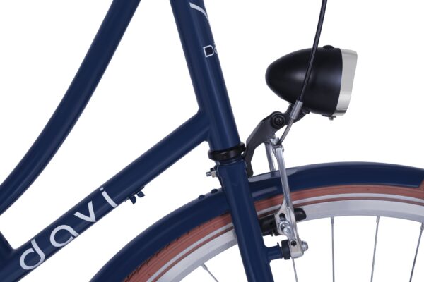 Blå cykelram med framlampa och bromsdetalj.