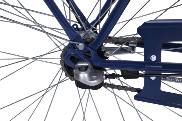 Cykelväxel och kedja på blå cykel