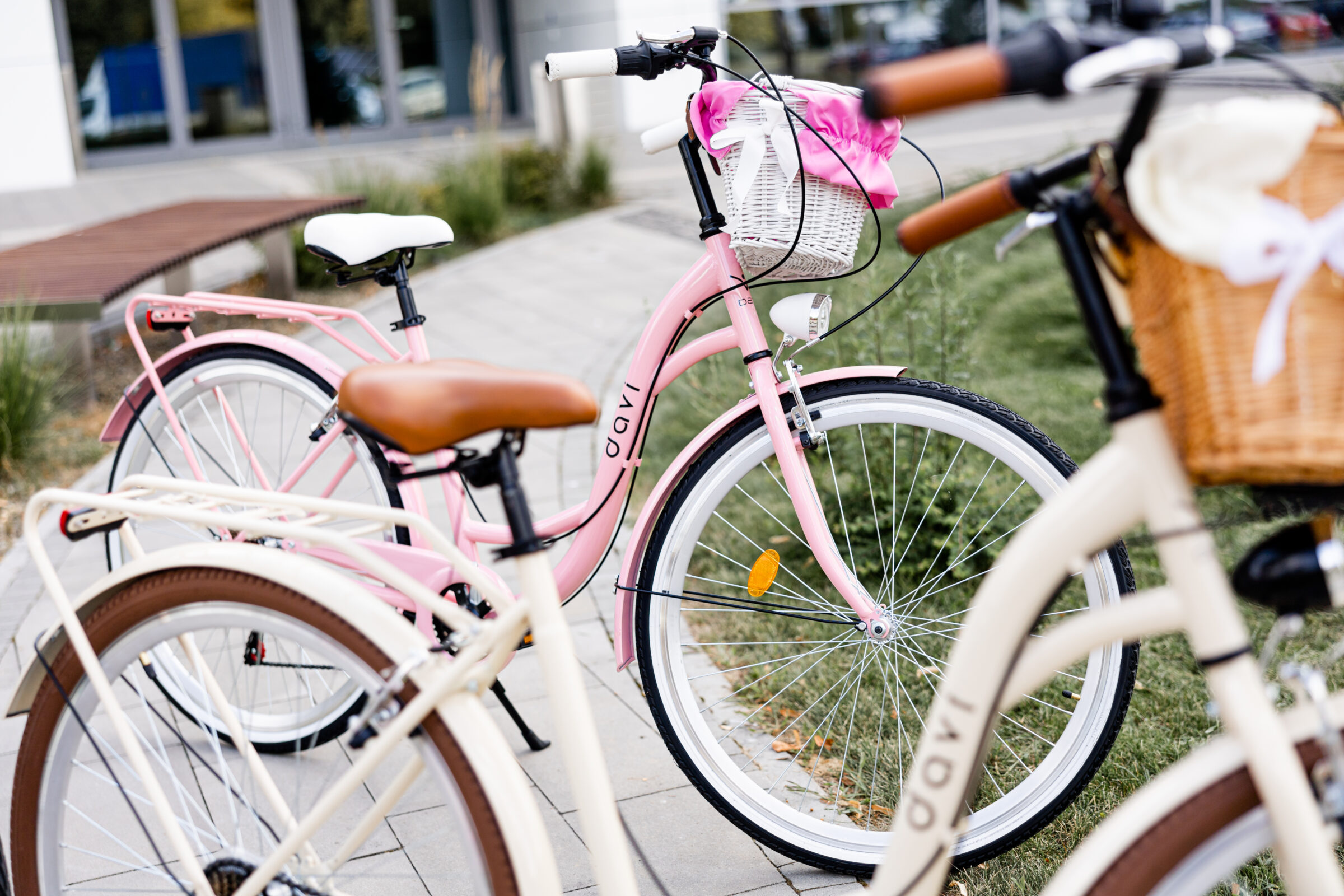 Två cyklar står på en gångväg.