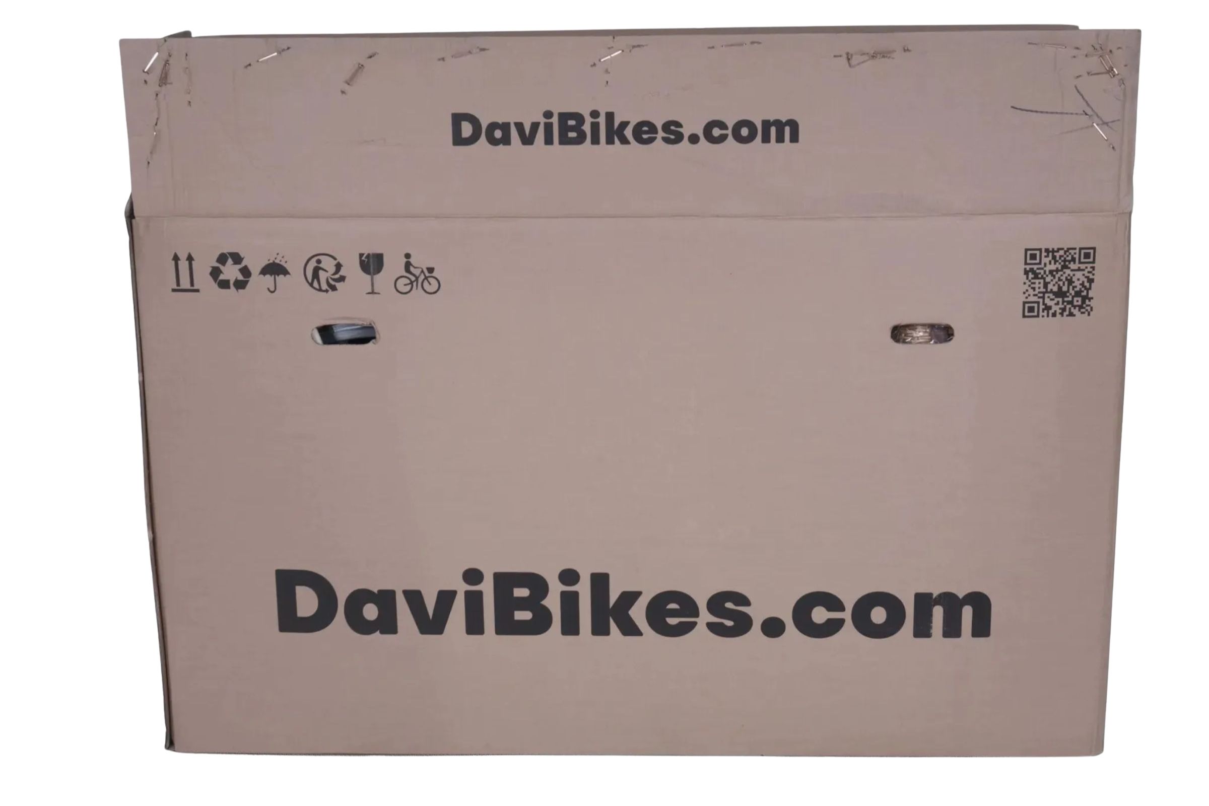 Förpackning från DaviBikes med återvinningssymboler