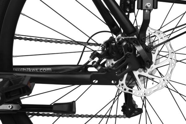 Detalj av cykelns bakhjul och bromssystem.