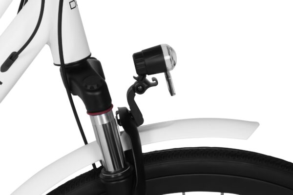 Närbild på cykelns framhjul och lampfäste