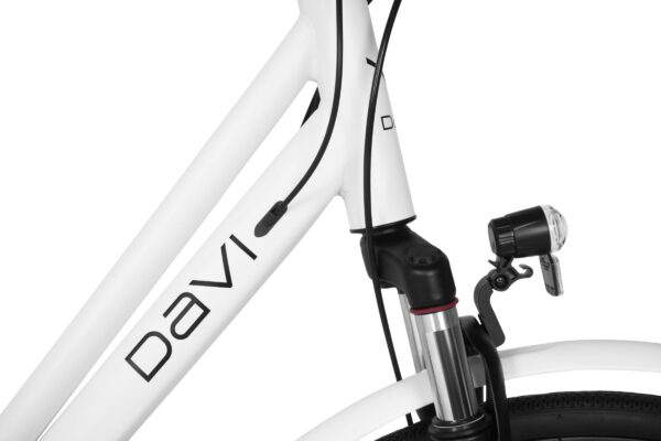 Närbild av en vit cykelram och lampan