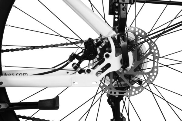 Detalj av cykelns bakhjul och bromssystem