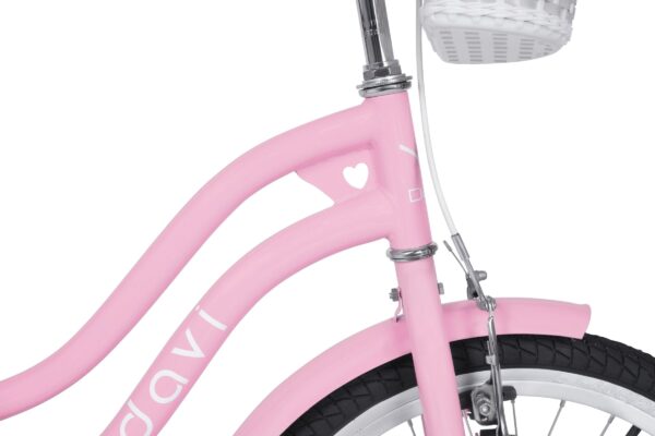 Rosa cykelram med korg och hjärtformad detalj.