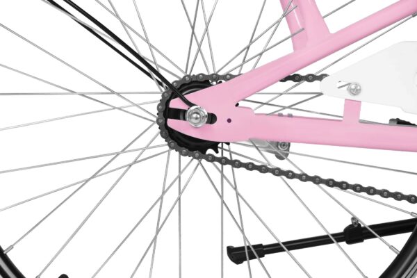 Detalj av rosa cykelram och kedja