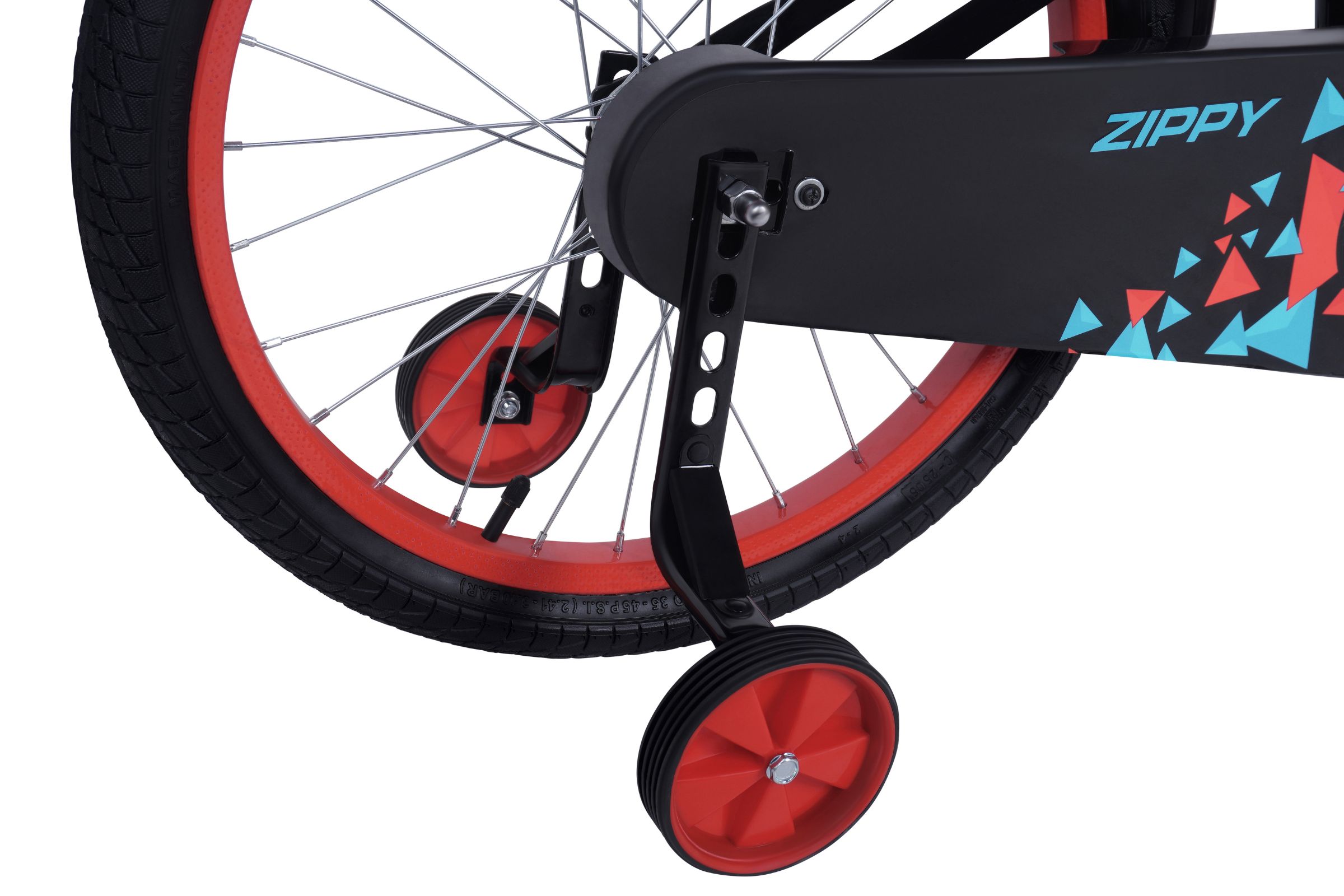 Cykel med röda och svarta hjuldetaljer.