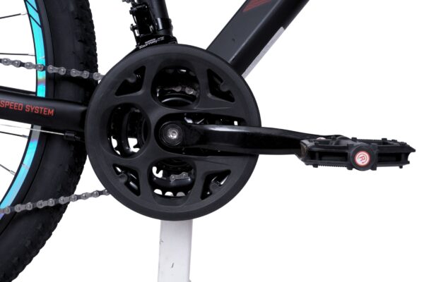 Cykelns vevparti och pedaler i detalj.