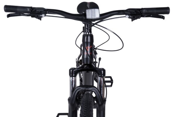 Framvy av en svart mountainbike