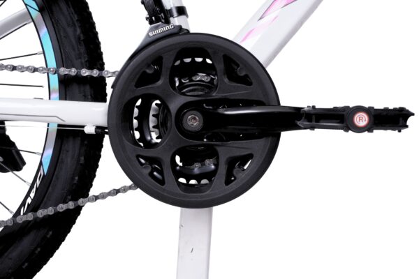 Närbild av cykelns kedja och vevparti