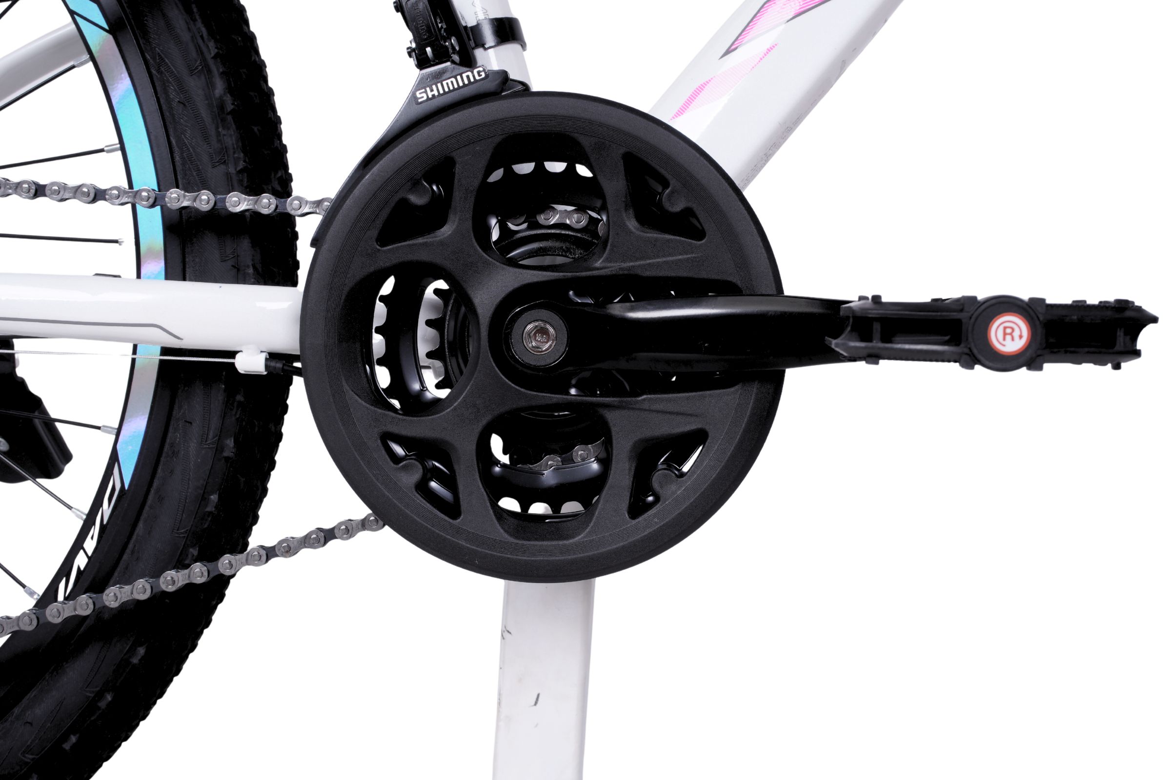 Närbild av cykelns kedja och vevparti