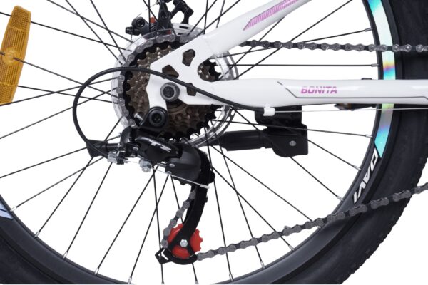 Närbild av cykelns växelsystem och kedja.