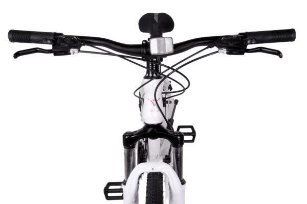 Framvy av en cykelstyre och sadel.