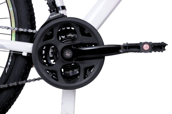 Cykelns kedjedrev och pedaler i fokus.