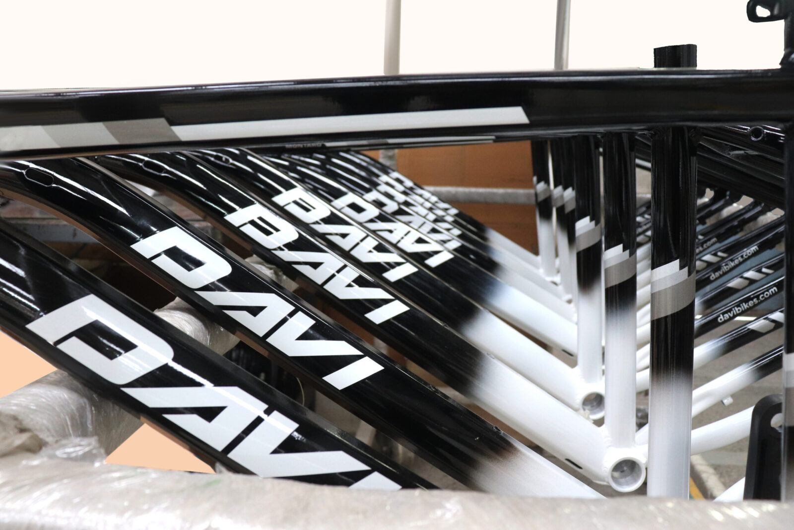 Svarta cykelramar staplade i ett lager